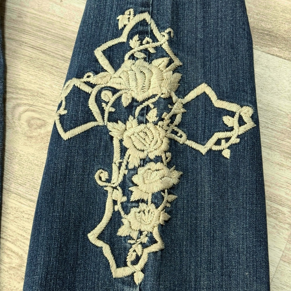 Roses and Truth Blue Denim‎ Jeans Cross Floral Embroidered Distressed Flare 29 - Picture 3 of 8